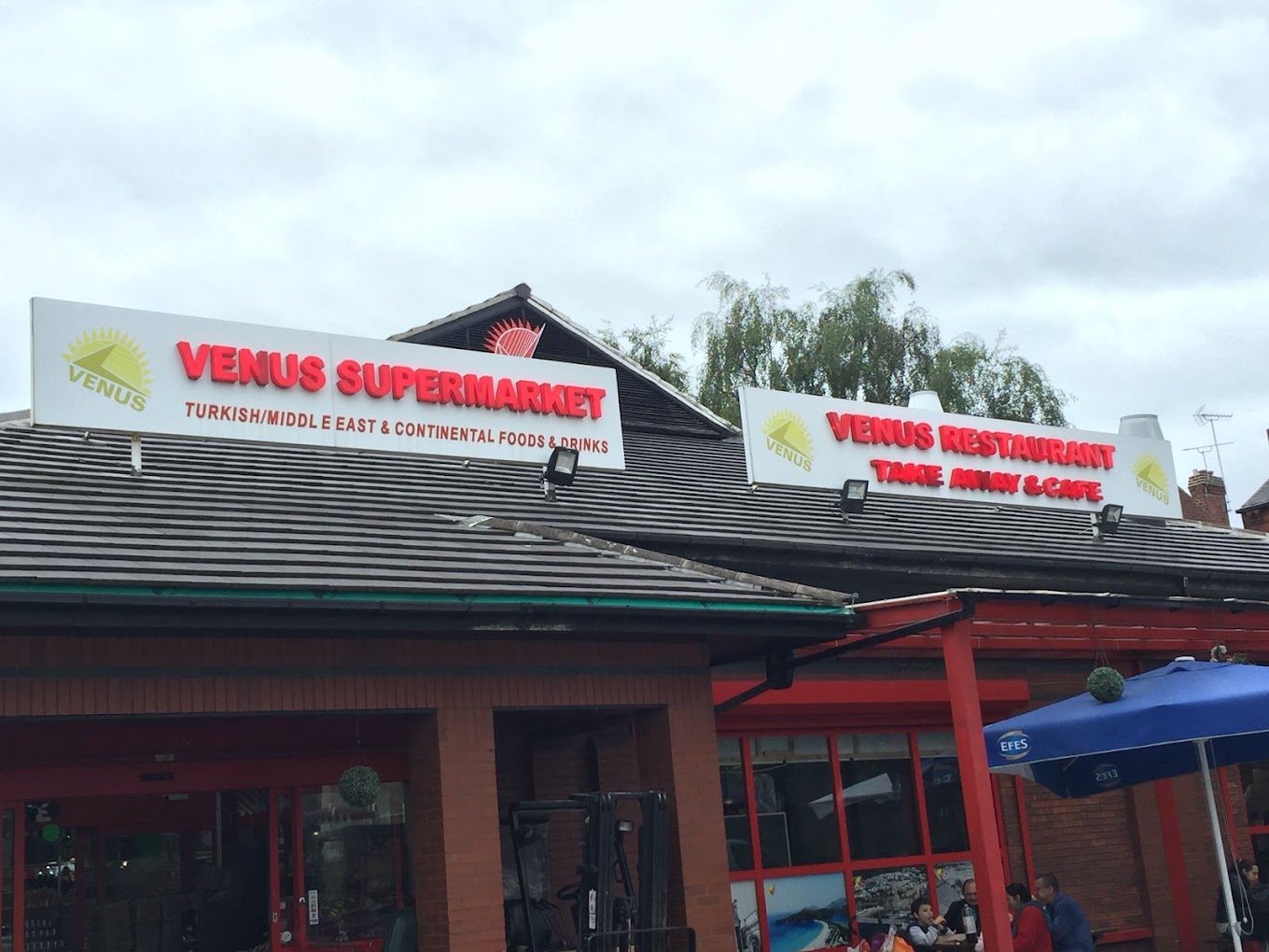 Front of a Venus Foods supermarket branch, photo 6